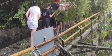 Puerto Iguazú: a causa del temporal tuvieron que evacuar el paseo Garganta del Diablo.