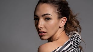 Siesta al natural: Thelma Fardín levantó suspiros con una sesión de fotos sin remera y en la cama. (Foto: @soythelmafardin).