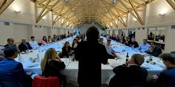 Javier Milei compartió un asado junto a los 87 diputados que votaron a favor del veto a la ley de movilidad jubilatoria. Foto: Infobae