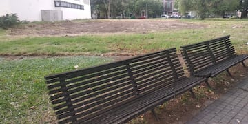 La plaza quedó despejada sobre calle Alvear sin mayores cambios en cuanto a las condiciones a fines de 2019. (@robertocaferra)