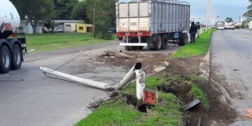 Un camión tiró abajo a una columna de iluminación de la ruta 34