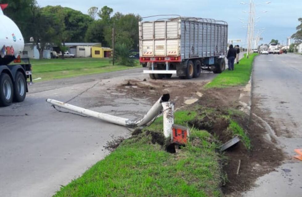 Se le desenganchó el acoplado y tumbó una columna de alumbrado