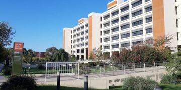 El hecho ocurrió hace un año, exactamente el 2 de junio de 2021, cuando el protagonista del curioso episodio llamó a la Policía para exigir una suma millonaria, a cambio de no activar el supuesto explosivo en el edificio público.