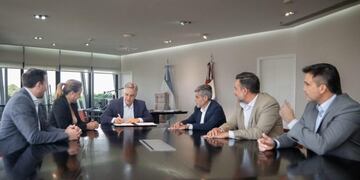 Acompañado de parte de su gabinete, el gobernador Llaryora firmó la promulgación de la nueva ley de seguridad.