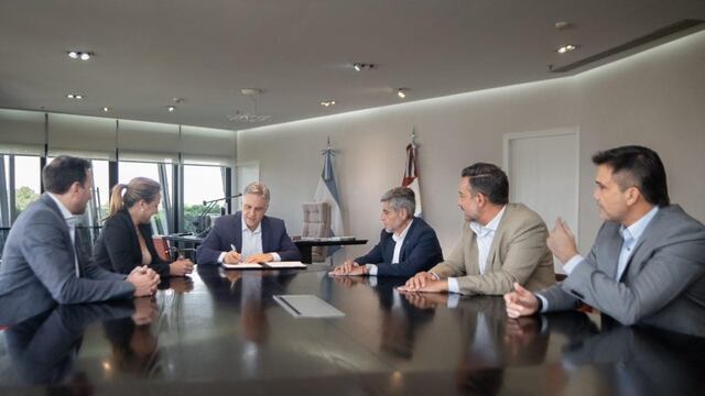 Acompañado de parte de su gabinete, el gobernador Llaryora firmó la promulgación de la nueva ley de seguridad.