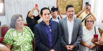 Al centro, Luis Bacigalupo y Marco Antonio Cachay, los contrayentes que llegaron desde Perú para celebrar en Jujuy su unión civil.