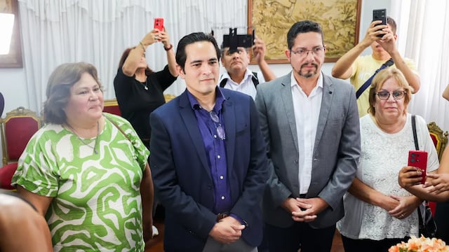 Al centro, Luis Bacigalupo y Marco Antonio Cachay, los contrayentes que llegaron desde Perú para celebrar en Jujuy su unión civil.