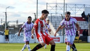 Thiago Hirigoyen, nueva incorporación de Talleres, jugando para Cañuelas FC en la B Metropolitana