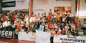 Leandro Bolmaro en su club Almafuerte de Las Varillas, con los pibes, festejando el título en la AmeriCup conquistado con la selección argentina. (@AlmafuerteLV)