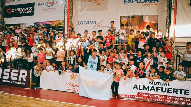 Leandro Bolmaro en su club Almafuerte de Las Varillas, con los pibes, festejando el título en la AmeriCup conquistado con la selección argentina. (@AlmafuerteLV)
