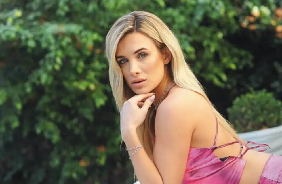 Los looks de Camila Homs en Caras: botas texanas, ombligo descubierto y mucho fucsia