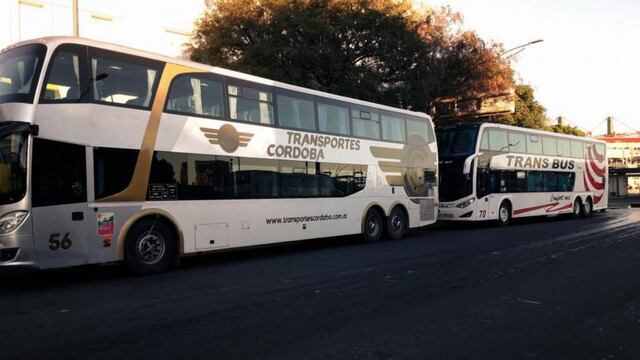 La protesta de los propietarios de colectivos de viajes de compras (foto del periodista Javier Sassi).