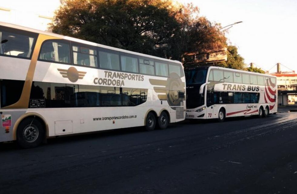 Córdoba: empresas de viajes bloquearon la Terminal con sus colectivos