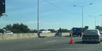 El cadáver quedó tendido sobre el pavimento por la mañana luego del impacto. (@dulcepao36)