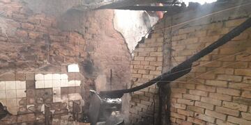 Daños totales rgistró la vivienda de calle Belgrano de Maipú tras el incendio. En el siniestro resultaron con graves heridas un menor y dos adultos. Gentileza