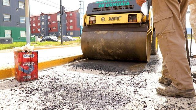 Mantenimiento de las calles de la ciudad de Ushuaia por cuadrilla Municipal.