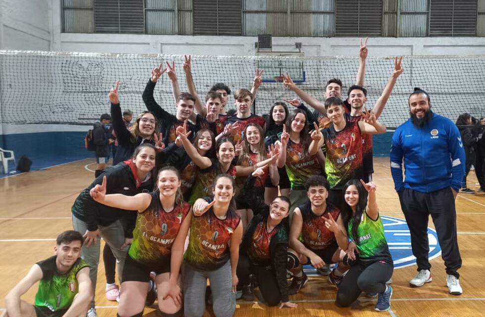 Integrantes de los planteles de Vóley del Cultural y del 24 Campeones y Subcampeones en Chaco
