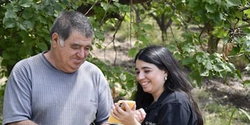 María Fernanda con su padre Miguel Angel, quien posee una finca de damascos en Maipú y vive la difícil realidad de los pequeños productores.