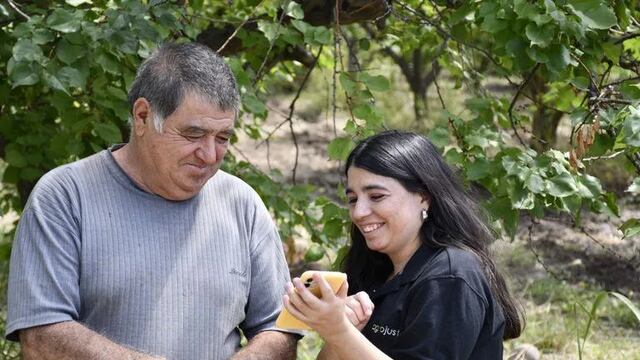 María Fernanda con su padre Miguel Angel, quien posee una finca de damascos en Maipú y vive la difícil realidad de los pequeños productores.
