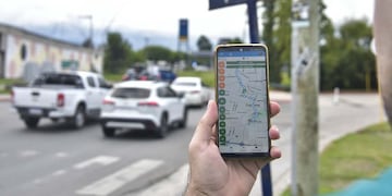 MOVILIDAD. Aunque se ha generalizado el uso de aplicaciones para desplazarse en las ciudades, el fenómeno convive con problemas crónicos de tráfico e infraestructura. (Facundo Luque / La Voz)
