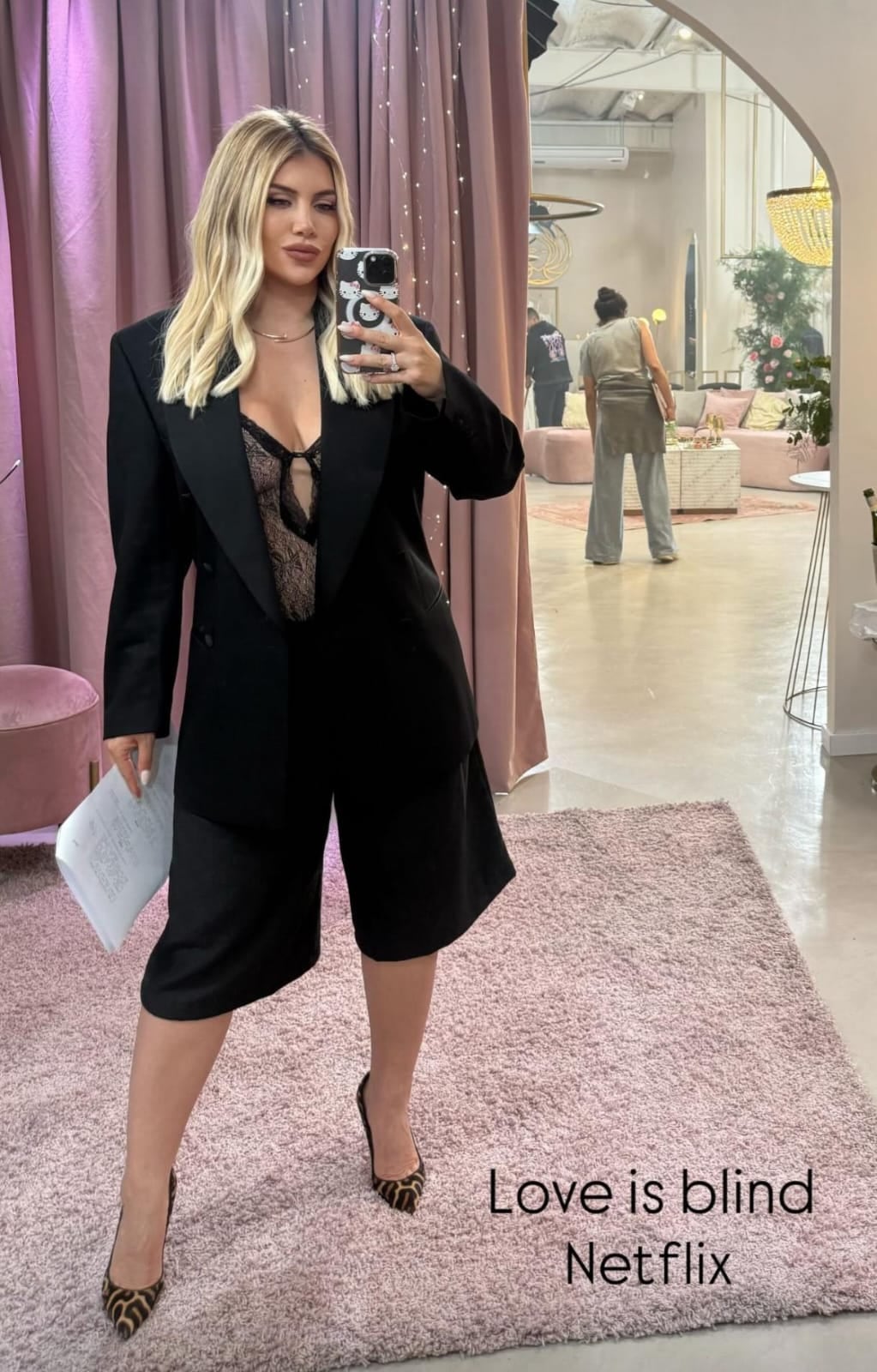 Body escotado y encaje: Wanda Nara apostó por un look total black y destacó con un accesorio que será tendencia esta temporada