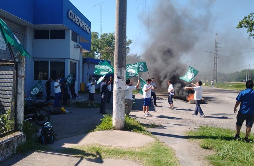 Protesta en Guerrero: acusan al dueño de querer incendiar el auto de un manifestante
