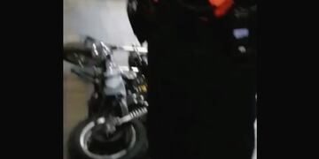 Un nuevo presunto caso de abuso policial en Córdoba que tiene como víctima a una repartidora de comidas rápidas. (Captura video)