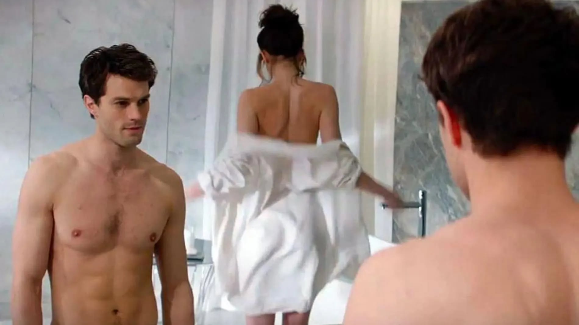 La película recomendada se llama Cincuenta sombras de Grey.