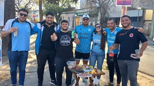 Hinchas de Belgrano en Santa Fe, en la previa del partido con San Lorenzo, por la Copa Argentina 2023. (La Voz)