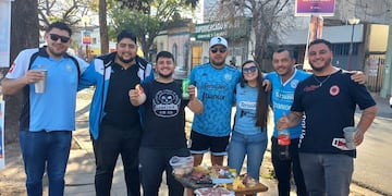 Hinchas de Belgrano en Santa Fe, en la previa del partido con San Lorenzo, por la Copa Argentina 2023. (La Voz)