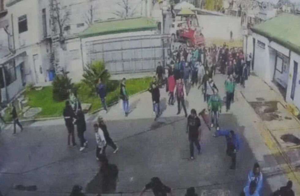 Sindicalistas de Camioneros protagonizaron un violento ataque contra una empresa en Avellaneda