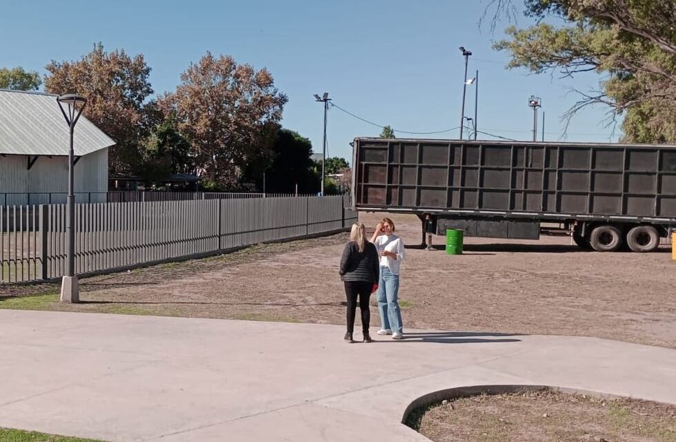 El escenario móvil está preparado para el concierto sinfónico en homenaje a Charly García