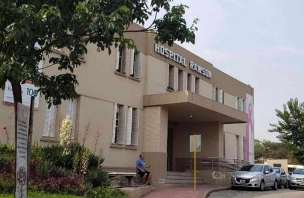 El drama del hombre que destrozó una puerta en el Hospital Rawson, por la demora en la atención