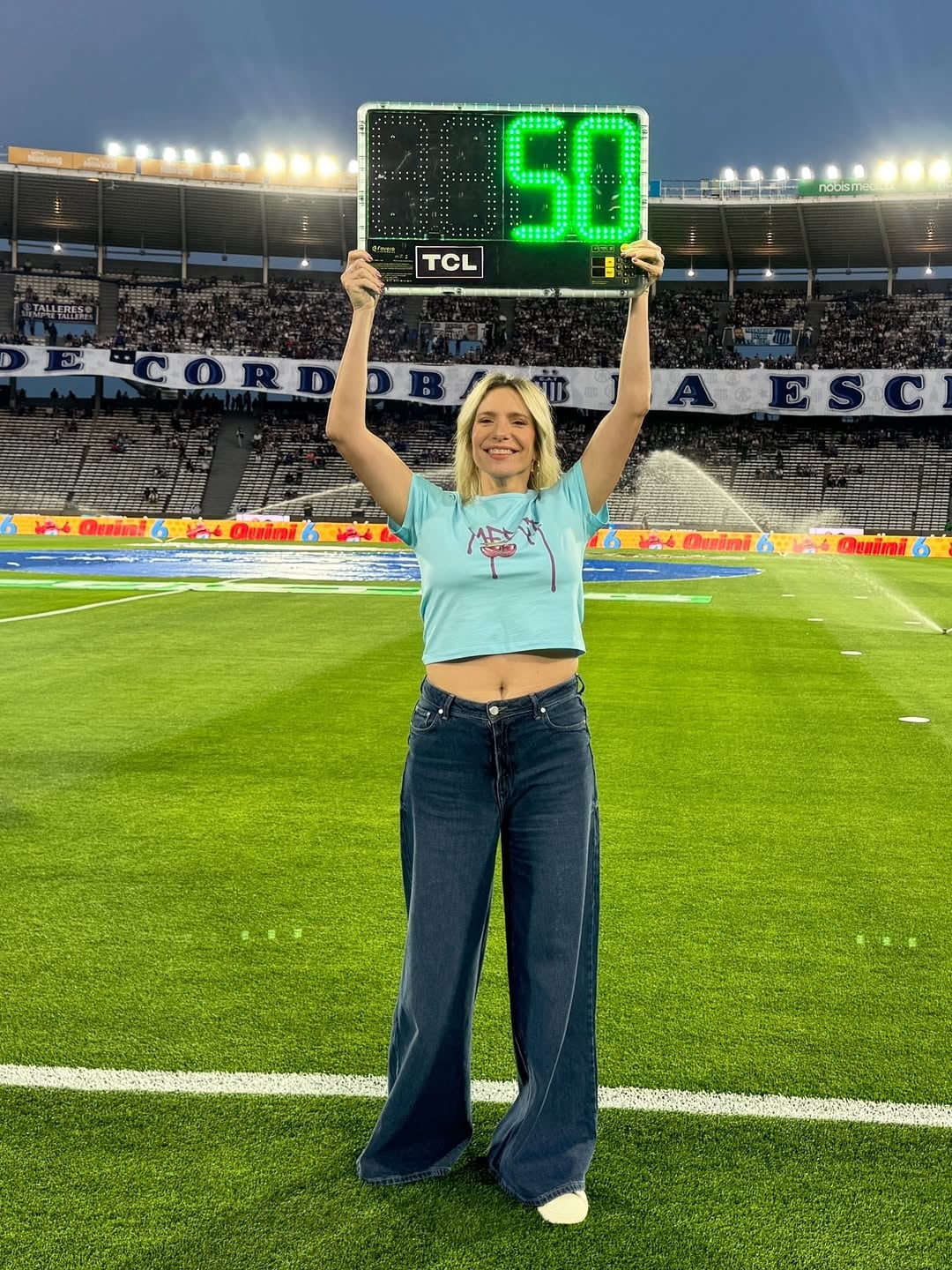 En la previa de Boca River, la periodista Ángela Lerena celebró su cumpleaños 50 y lució un look total black mega escotado