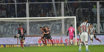 Sepúlveda festeja el 2 a 0 de Barracas Central ante Talleres en el Kempes. (Facundo Luque / La Voz).
