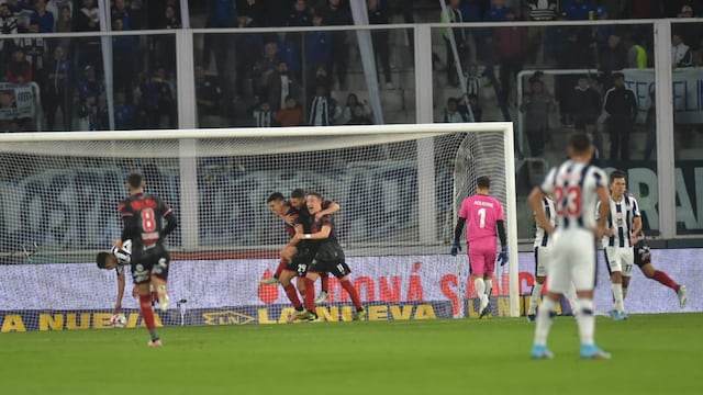Sepúlveda festeja el 2 a 0 de Barracas Central ante Talleres en el Kempes. (Facundo Luque / La Voz).