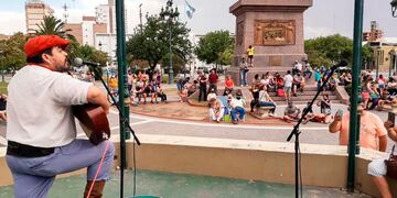 Músicos y bailarines reclamaron volver a trabajar (Plan B Noticias)