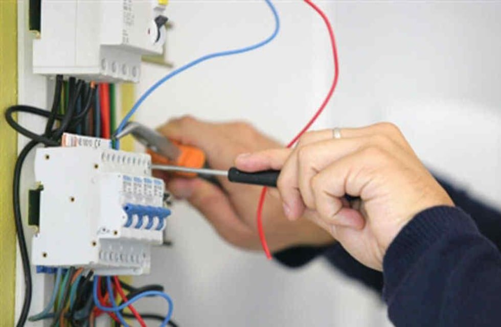 Trámites de instalación eléctrica más ágil y económica para actividades comerciales