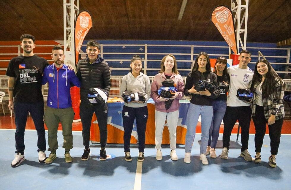 Se entregó indumentaria a los seleccionados Fueguinos que participarán en los Juegos Nacionales de Playa