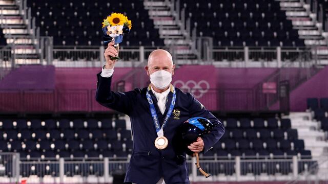 Andrew Hoy ganó dos medallas en los Juegos Olímpicos Tokio 2020 a los 62 años.