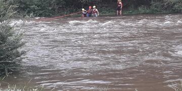 Cinco personas debieron de ser asistidas por el personal de Bomberos Voluntarios de Villa General Belgrano, tras la crecida del río.