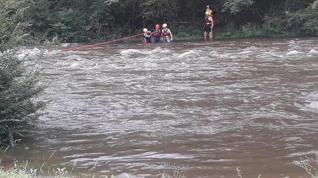 Cinco personas debieron de ser asistidas por el personal de Bomberos Voluntarios de Villa General Belgrano, tras la crecida del río.