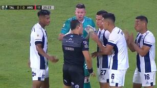 Todo Talleres le reclamó a Espinoza la jugada del penal para el 1 a 0 de Argentinos (Captura de TV).