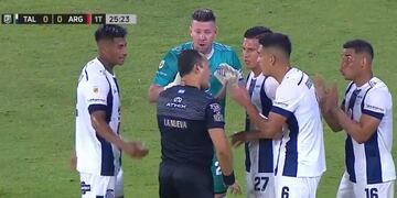 Todo Talleres le reclamó a Espinoza la jugada del penal para el 1 a 0 de Argentinos (Captura de TV).