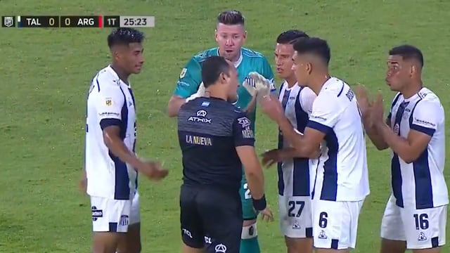 Todo Talleres le reclamó a Espinoza la jugada del penal para el 1 a 0 de Argentinos (Captura de TV).