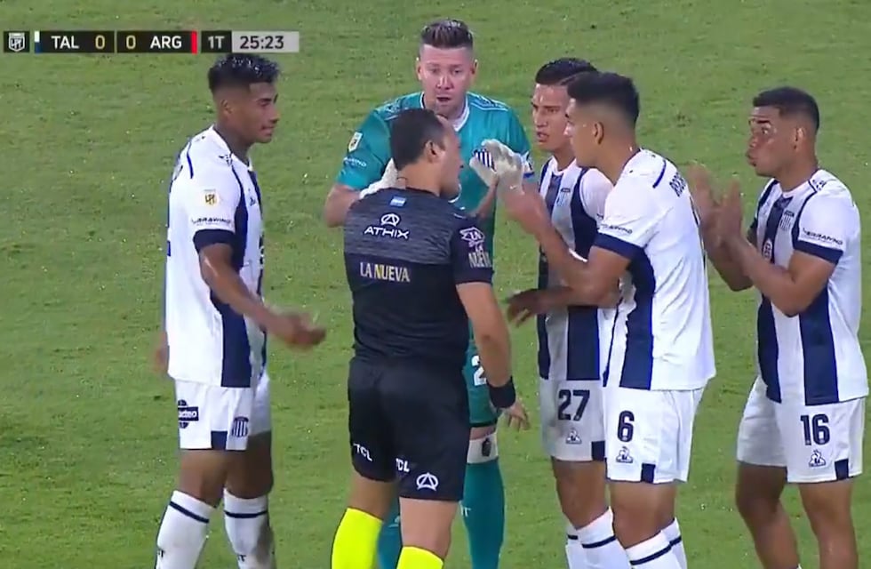 Talleres: el polémico penal que sancionó Fernando Espinoza para el 1 a 0 de Argentinos