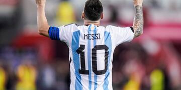 Lionel Messi y su clásico festejo con los dedos índices apuntando al cielo. Hizo dos goles en el amistoso ante Jamaica. (AP)
