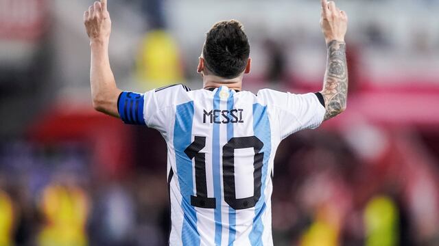 Lionel Messi y su clásico festejo con los dedos índices apuntando al cielo. Hizo dos goles en el amistoso ante Jamaica. (AP)