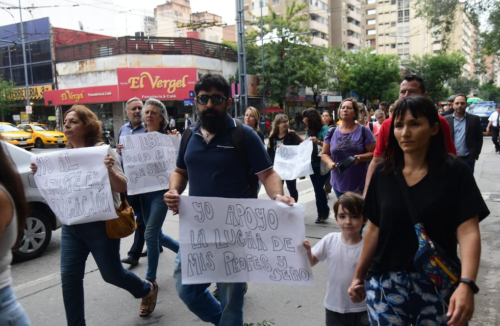 Masiva movilización docente por las calles del Centro de Córdoba, en el primer día de clases