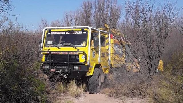 Dos cuadrillas trabajaron para sofocar el fuego en el campo de General Alvear.